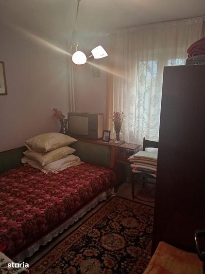 Apartament cu 3 camere semidecomandat în Micro 14