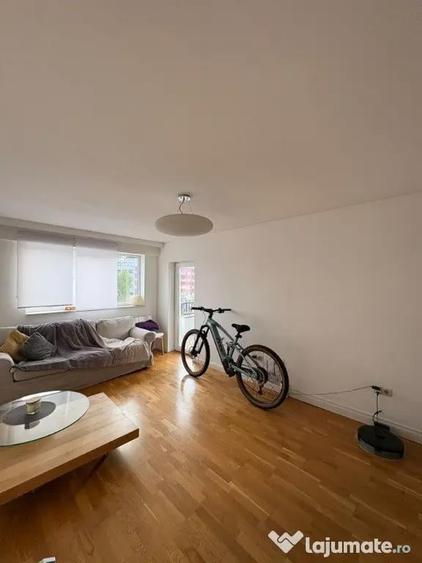 Apartament cu 4 camere decomandat în Calea Moldovei