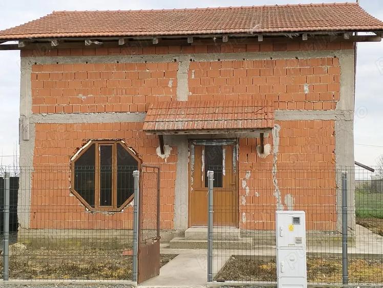 Casă cu 3 camere cu Teren 983 Mp în Peciu Nou
