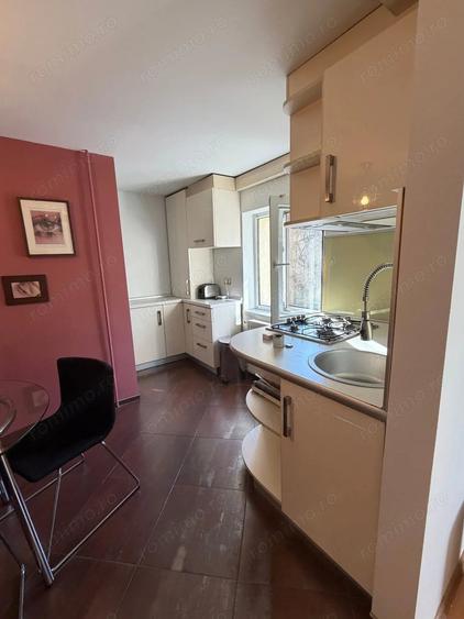 Apartament cu 3 camere semidecomandat în Girocului