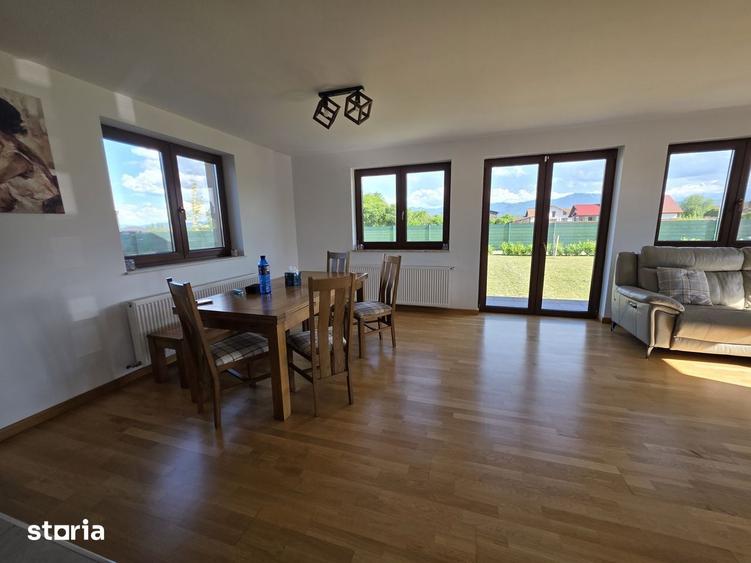 Casă cu 4 camere cu Teren 800 Mp în Stupini