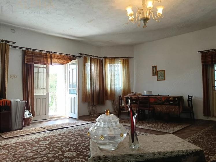 Casă cu 5 camere cu Teren 2320 Mp în Herina