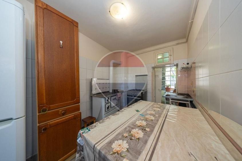 Casă individuală cu 6 camere cu Teren 1900 Mp în Central