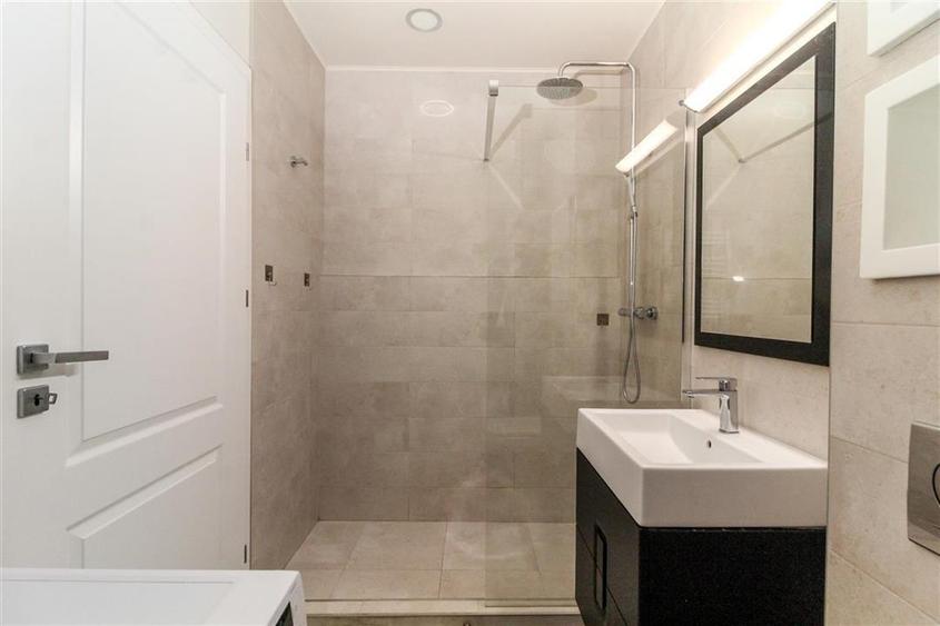 Apartament cu 2 camere semidecomandat, mobilat în Central