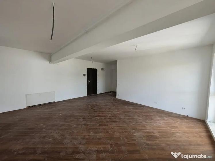 Apartament cu 3 camere semidecomandat în Florești