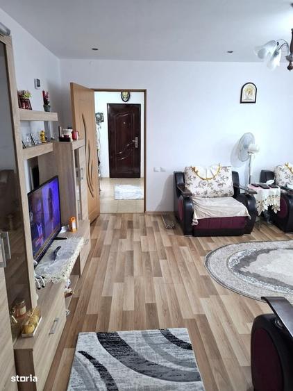 Apartament cu 3 camere semidecomandat în Berca