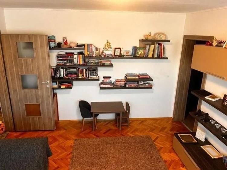 Apartament cu 3 camere semidecomandat, mobilat în Ștefan cel Mare