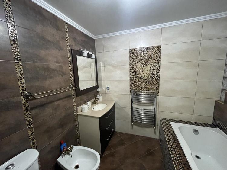 Apartament cu 4 camere decomandat în Central