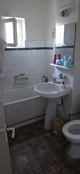 Apartament cu 3 camere decomandat, mobilat în Rovine