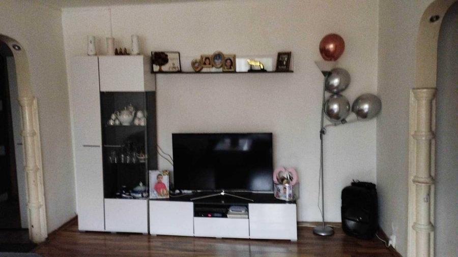 Apartament cu 3 camere semidecomandat în Podu Roș