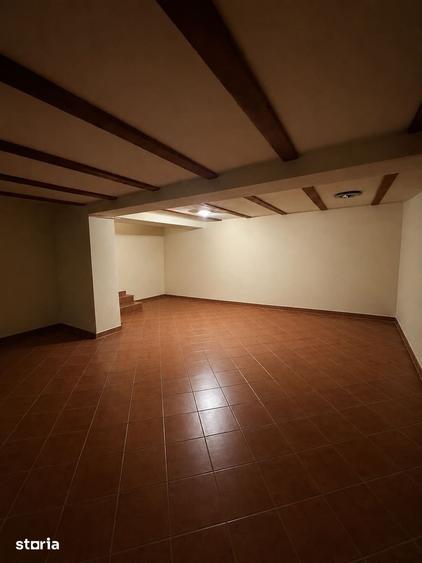 Casă cu 6 camere cu Teren 2026 Mp în Cetate
