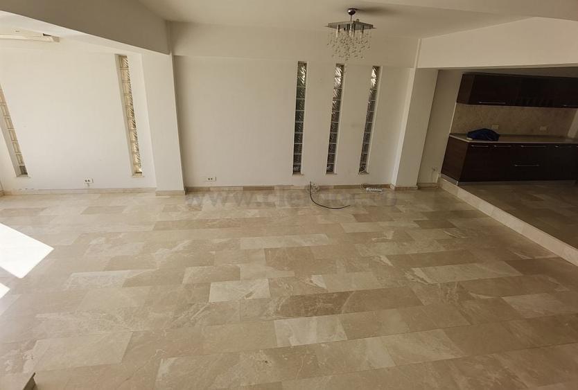 Casă individuală cu 5 camere cu Canalizare în Pipera