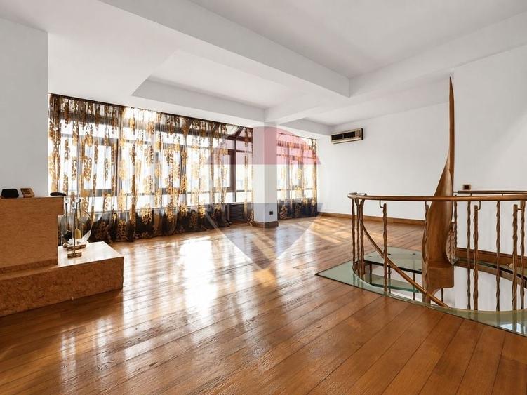 Penthouse cu 4 camere decomandat în Băneasa