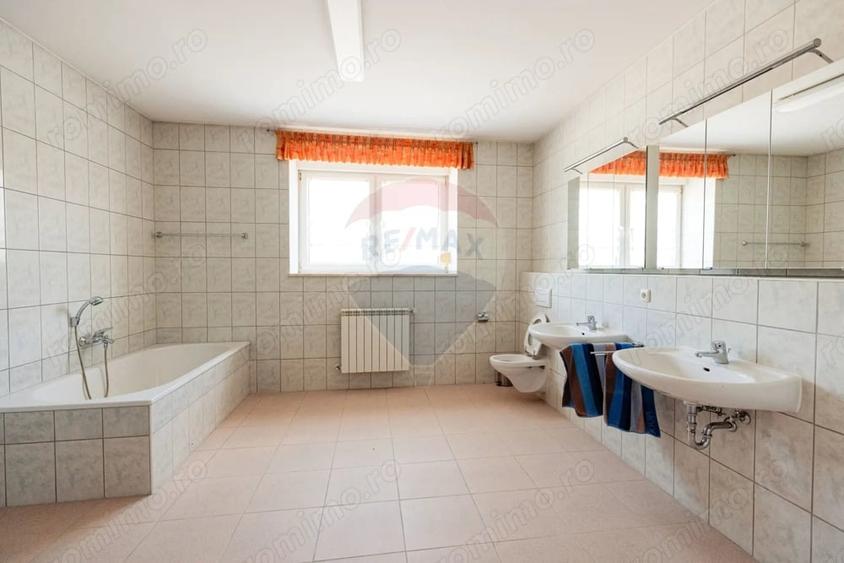 Spațiu comercial, de 2,400 mp, în Central
