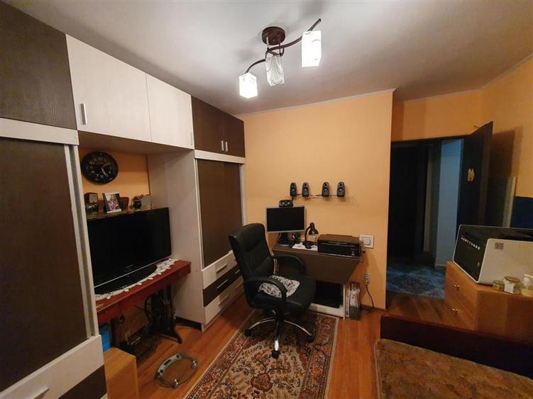 Apartament cu 3 camere decomandat, mobilat în Vest - Lamâița