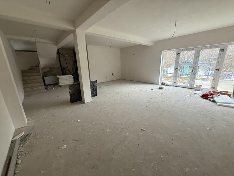 Duplex cu 4 camere cu Canalizare în Florești
