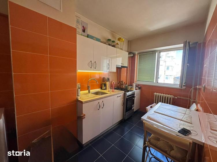 Apartament cu 3 camere semidecomandat în Victoriei
