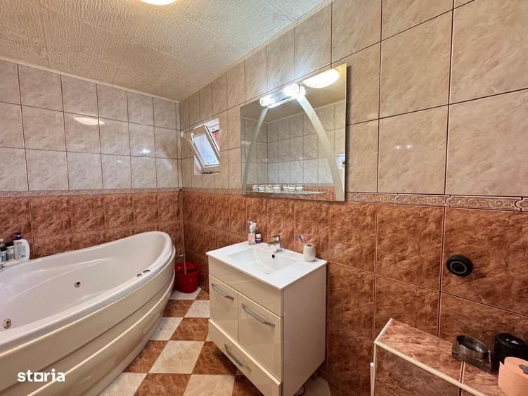 Casă cu 6 camere cu Teren 164 Mp în Vatra Luminoasă