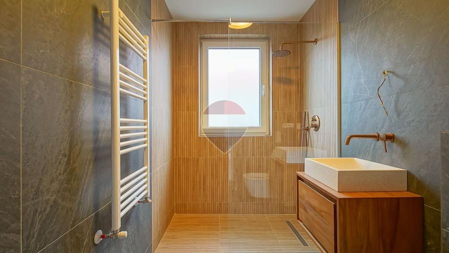 Casă individuală cu 4 camere cu Teren 450 Mp în Est