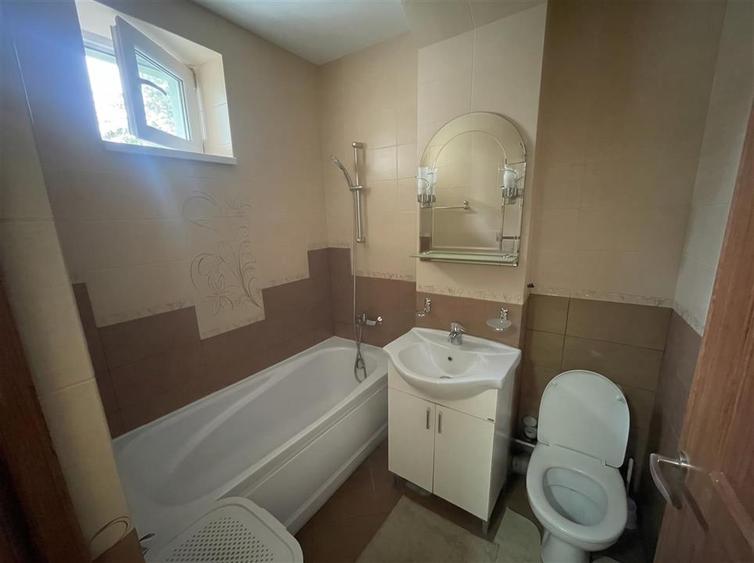 Apartament cu 2 camere semidecomandat, mobilat în Central