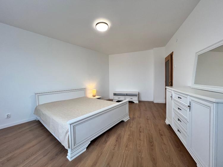 Apartament cu 3 camere semidecomandat, mobilat în Cantemir