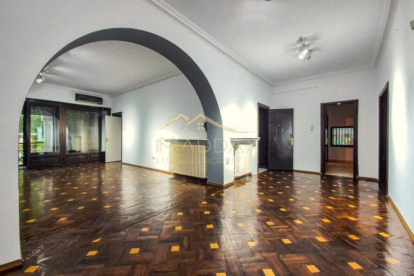 Apartament cu 5 camere decomandat în P-ța Romană