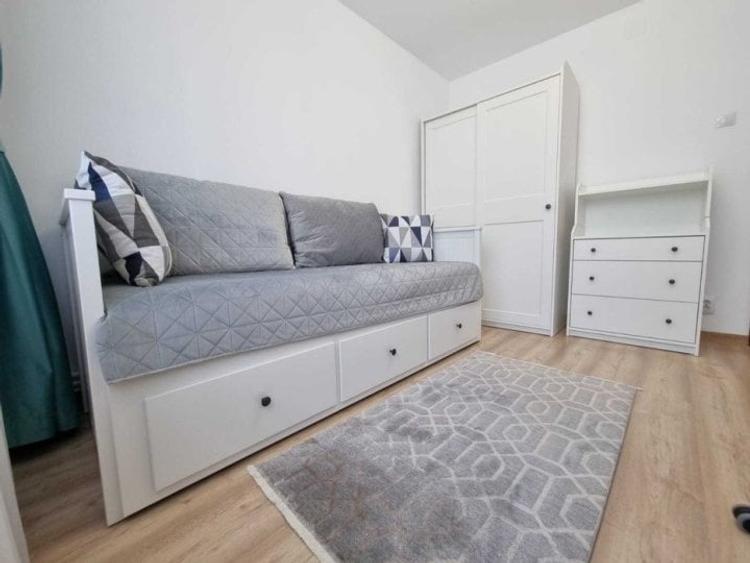 Apartament cu 3 camere decomandat, mobilat în Crângași