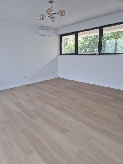 Casă cu 8 camere cu Teren 100 Mp în Parcul Carol