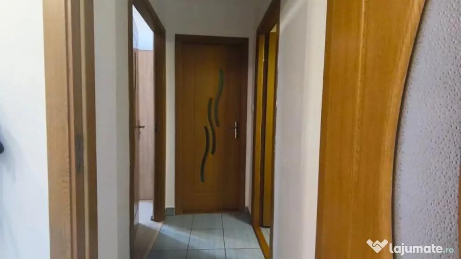 Apartament cu 3 camere semidecomandat în Central