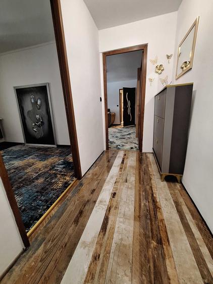 Apartament cu 3 camere semidecomandat în Central