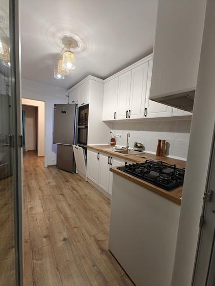 Apartament cu 4 camere decomandat în Central