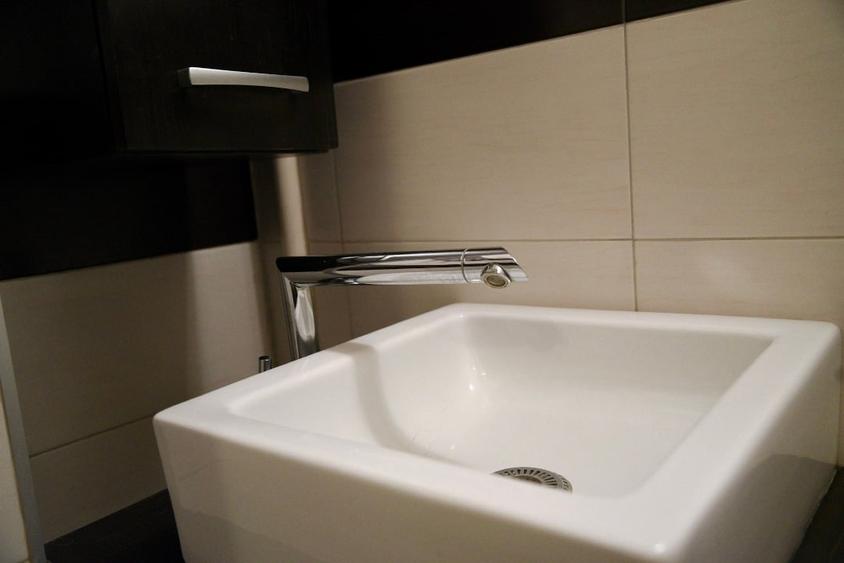Apartament cu 3 camere semidecomandat, mobilat în Dristor