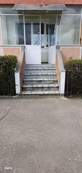Apartament cu 4 camere decomandat în Craiter