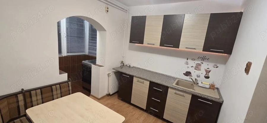 Apartament cu 3 camere semidecomandat, mobilat în Aradului