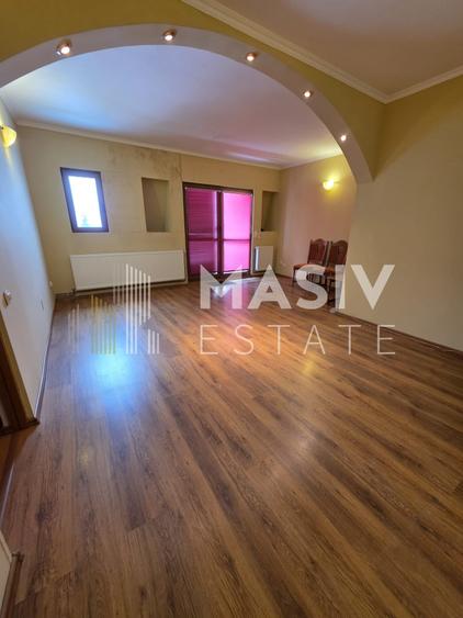 Casă individuală cu 12 camere cu Canalizare în Central