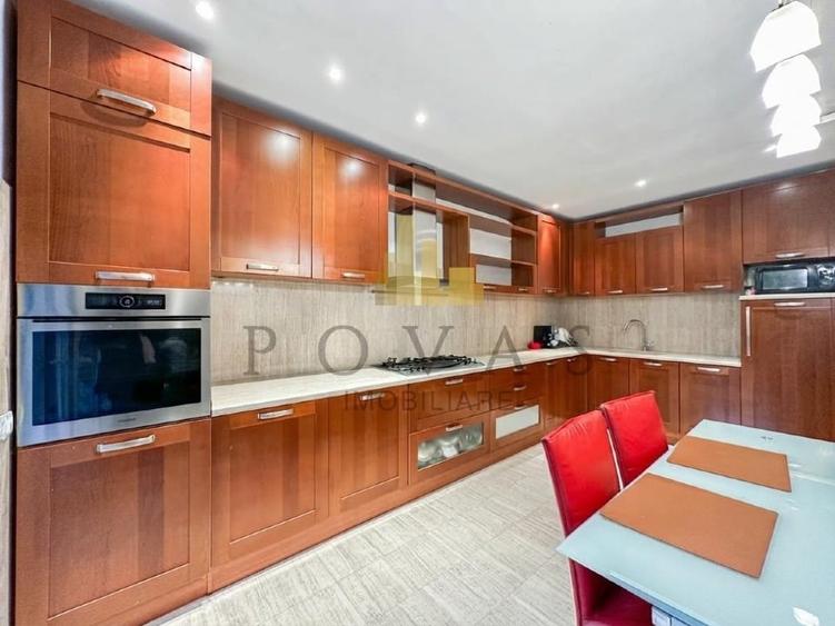 Duplex cu 7 camere cu Canalizare în Central