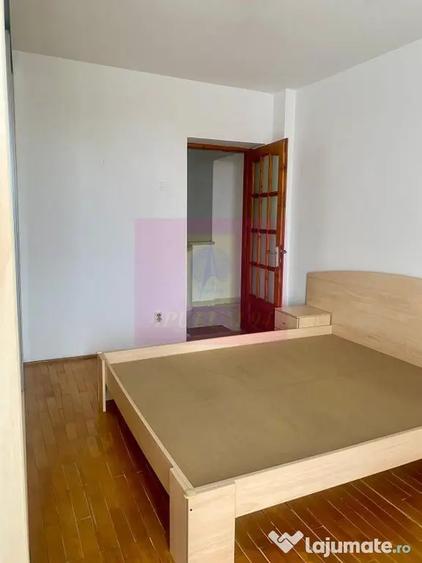Apartament cu 4 camere decomandat, mobilat în Decebal