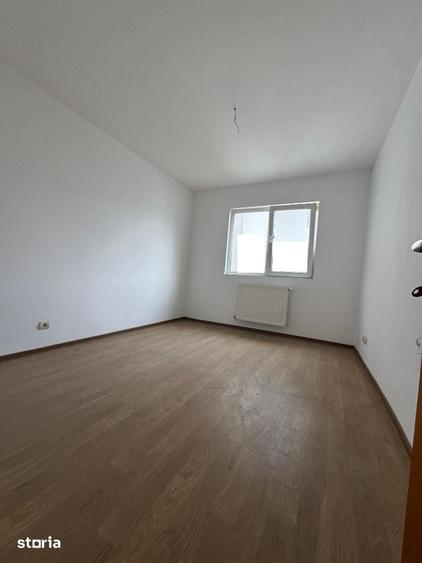 Apartament cu 4 camere decomandat în Onești