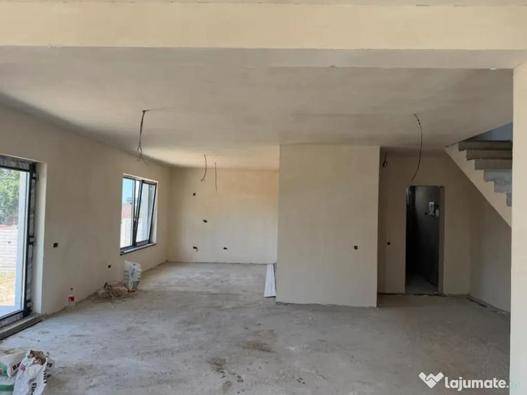 Casă cu 4 camere cu Teren 500 Mp în Central