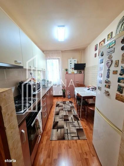 Apartament cu 3 camere decomandat în Tudor
