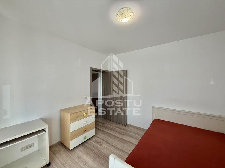 Apartament cu 3 camere semidecomandat, mobilat în Giroc