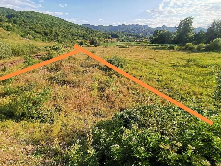 Teren de 708 mp, în Tău