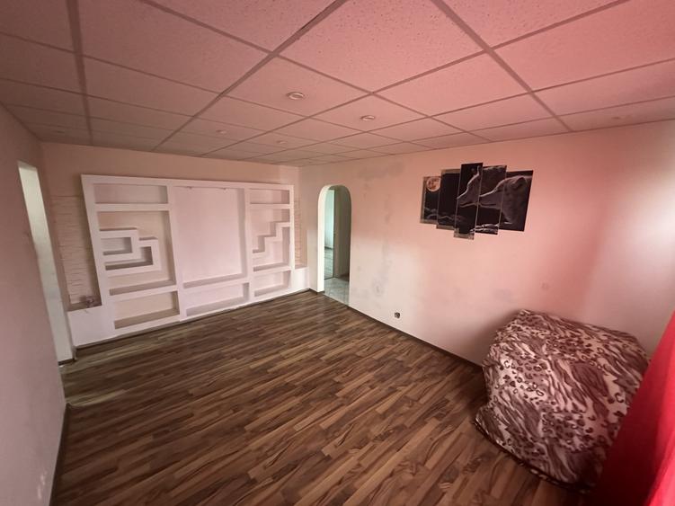 Apartament cu 3 camere semidecomandat în Berceni