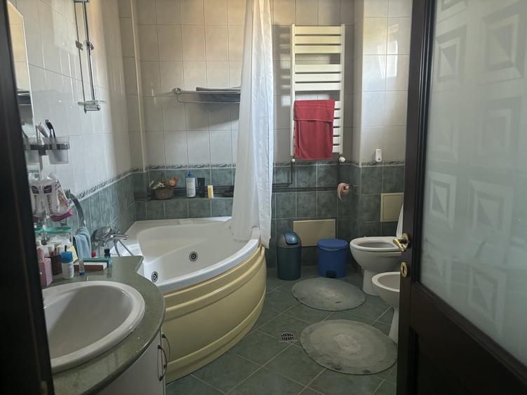 Casă cu 7 camere cu Teren 1000 Mp în Central