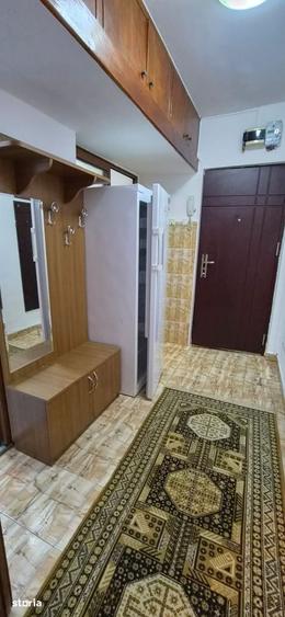 Apartament cu 3 camere semidecomandat în Girocului