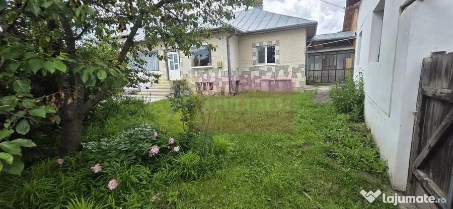 Casă cu 5 camere cu Teren 379 Mp în Central