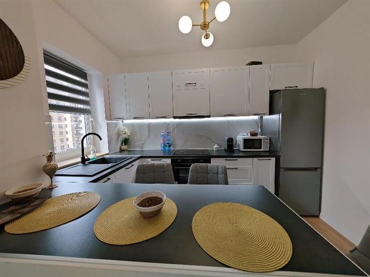 Apartament cu 3 camere decomandat, mobilat în Tractorul