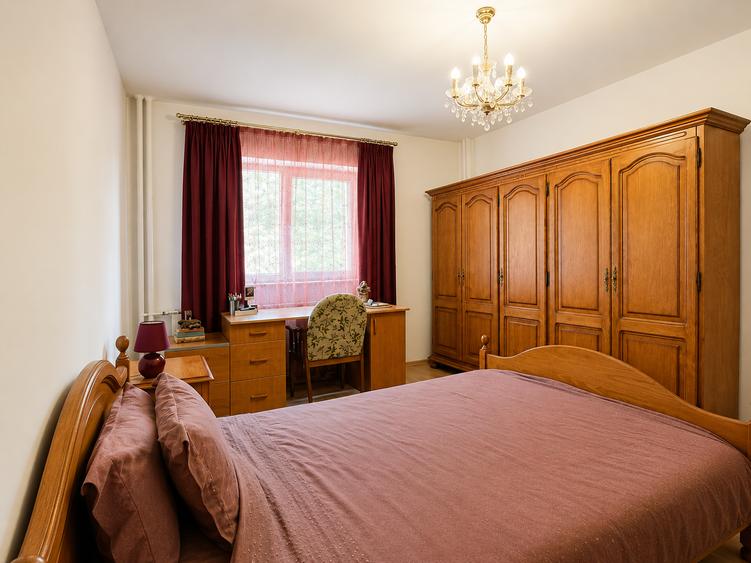 Apartament cu 3 camere în Văcăresti