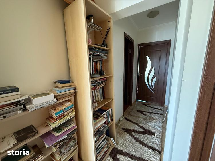 Apartament cu 3 camere semidecomandat în Micro 16