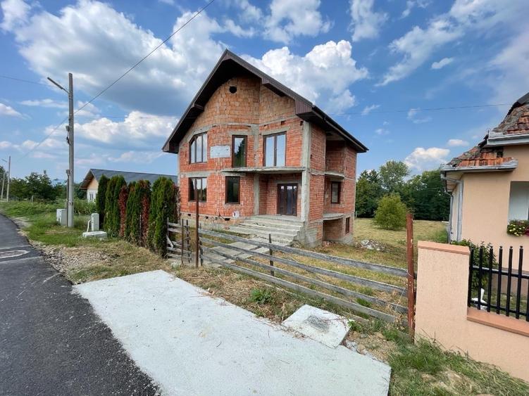 Casă individuală cu 5 camere cu Teren 975 Mp în Central